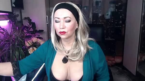 Ravishing BBW Cougar Dildo Drills Her Quivering Cunt, Instigating Multiple Orgasms and Gushing Squirts Amidst Roaring Ovations from Her Devoted Followers!